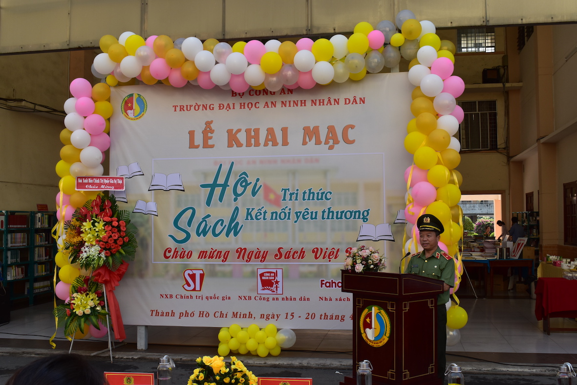 Khai[-]mạc[-]Hội[-]sách[-]Tri[-]thức[-]Kết[-]nối[-]yêu[-]thương